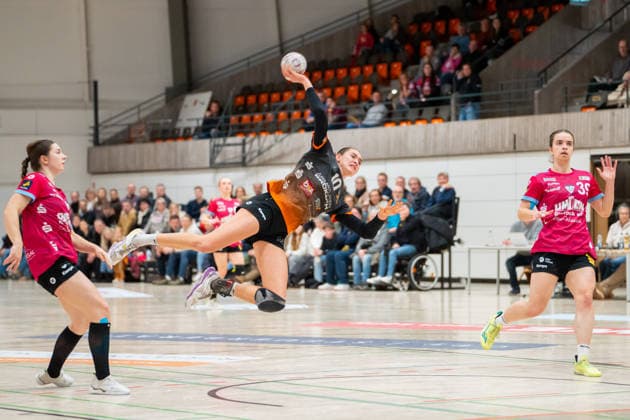 Handball I Women I Season 2025 2026 I 2 Bundesliga I 12 Matchday I VfL Waiblingen Rostocker HC I 03 01 2026 Isabel Kattner 10, VfL Waiblingen Tigers im Wurf Waiblingen Rundsporthalle Baden Württemberg Germany Copyright: xLobeca MaxxPetershansx