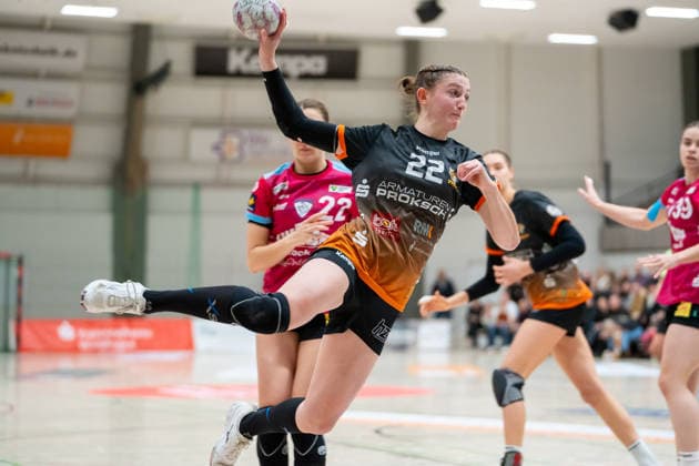 Handball I Women I Season 2025 2026 I 2 Bundesliga I 12 Matchday I VfL Waiblingen Rostocker HC I 03 01 2026 Cosima Würdinger 22, VfL Waiblingen Tigers im Wurf Waiblingen Rundsporthalle Baden Württemberg Germany Copyright: xLobeca MaxxPetershansx
