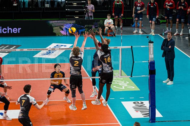 Volleyball I Men I Season 2025 2026 I Bundesliga I SVG Lüneburg Barock Volleys MTV Ludwigsburg I 03 01 2026 Block of Philipp Herrmann 2, Barock Volleys MTV Ludwigsburg and Nyherowo Omene 16, Barock Volleys MTV Ludwigsburg against Daniel Gruvaeus 2, SVG Lüneburg Copyright: xLobeca Bjorn-OlexKehmx