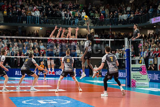 Volleyball I Men I Season 2025 2026 I Bundesliga I SVG Lüneburg Barock Volleys MTV Ludwigsburg I 03 01 2026 Nyherowo Omene 16, Barock Volleys MTV Ludwigsburg against the block of Daniel Gruvaeus 2, SVG Lüneburg , Joscha Kunstmann 7, SVG Lüneburg and Santeri Riku Matias Välimaa 12, SVG Lüneburg Copyright: xLobeca Bjorn-OlexKehmx