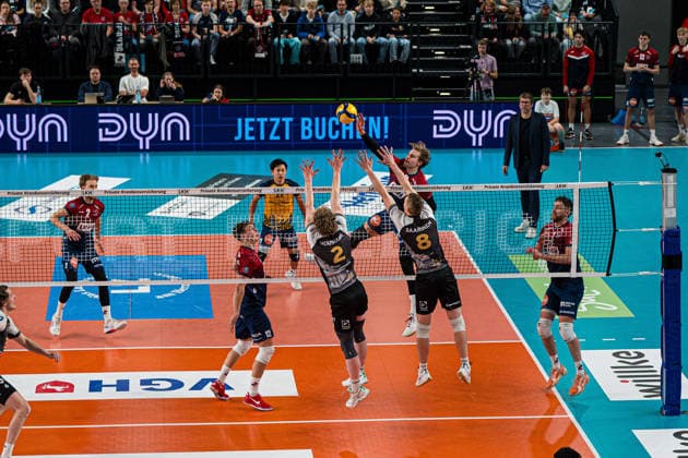 Volleyball I Men I Season 2025 2026 I Bundesliga I SVG Lüneburg Barock Volleys MTV Ludwigsburg I 03 01 2026 Jackson Clifford Howe 6, SVG Lüneburg against Philipp Herrmann 2, Barock Volleys MTV Ludwigsburg and Tomi Saarinen 8, Barock Volleys MTV Ludwigsburg Copyright: xLobeca Bjorn-OlexKehmx