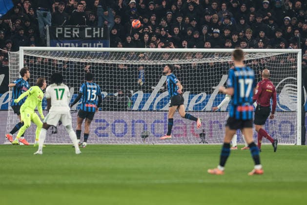 Atalanta BC v AS Roma - Serie A Berat Djimsiti of Atalanta BC saves during the Serie A football match between Atalanta BC and AS Roma in Bergamo, Italy, on January 3, 2026, at New Balance Arena. Bergamo Italy  Copyright: xEmanuelexComincinix originalFilename:comincini-atalanta260103_npWKt.jpg