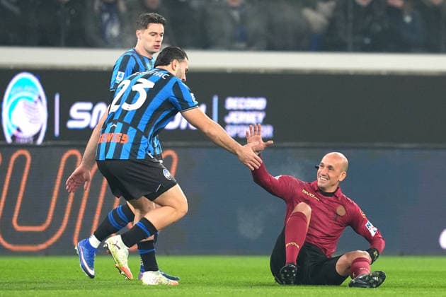 Referee Michael Fabbri , Atalanta s Sead Kolasinac during the Serie A soccer match between Atalanta and Roma at the New Balance Stadium in Bergamo , north Italy - Saturday , January 03 , 2026. - Soccer .  Copyright: xSpada LaPressex