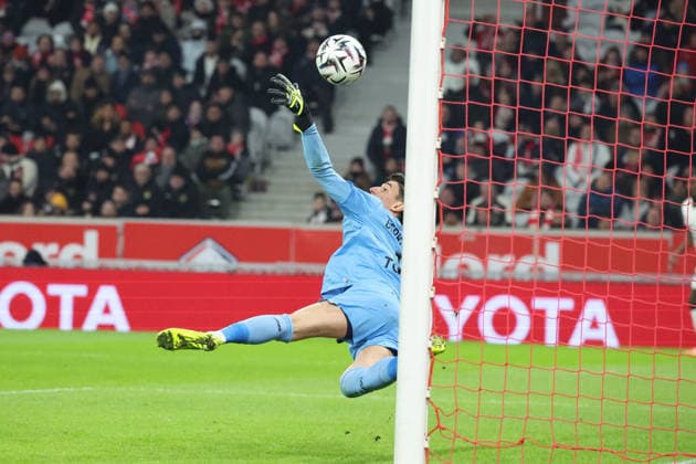 FOOTBALL : LOSC Lille vs Stade Rennais - Ligue 1 J17 - 03 01 2026 Berke ÖZER (LOSC Lille) encaisse un but de Przemyslaw FRANKOWSKI (Stade Rennais) lors du match LOSC Lille vs Stade Rennais, Ligue 1 J17, Decathlon Arena stade Pierre Mauroy, le 3 janvier 2026 - photo Laurent Sanson PsnewZ  Copyright: xLaurentxSANSONx xPsnewZx