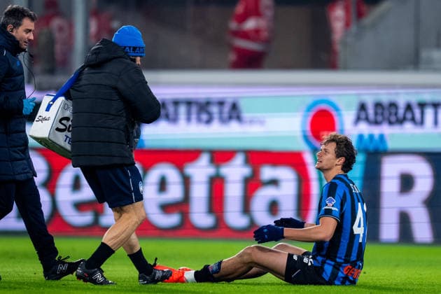 BERGAMO, ITALY - JANUARY 3: Giorgio Scalvini of Atalanta BC receives medical attention??? during the Serie A match between Atalanta BC and AS Roma at the New Balance Arena on January 3, 2026 in Bergamo, Italy. (Photo by Rene Nijhuis) SPO  Copyright: xRenexNijhuis