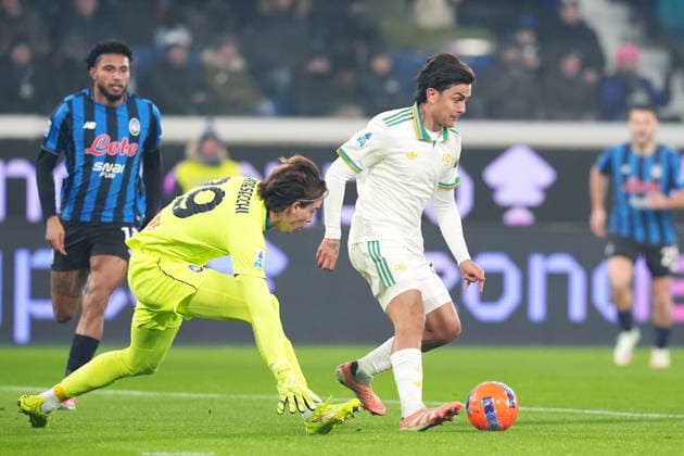 Atalanta™s goalkeeper Marco Carnesecchi for the ball with Roma™s Paulo Dybala during the Serie A soccer match between Atalanta and Roma at the New Balance Stadium in Bergamo , north Italy - Saturday , January 03 , 2026. - Soccer .  Copyright: xSpada LaPressex