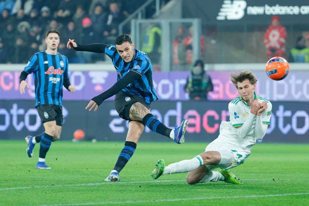 Gianluca Smack of Atalanta BC under pressure from Jan Ziolkowski of AS Roma during the match of 18th day of the Serie A Championship between Atalanta BC - AS Roma at the New Balance Arena on 3 January 2026 in Bergamo, BG.  Copyright: xEmanuelexPennacchio IPAxSportx xipa-agency.netx xx IPA_69656548 IPA_Agency_IPA69656548
