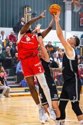 03 01 2026, xovx, Basketball 1 Regionalliga Südwest, Lich Basketball TSG Söflingen v l Christopher Michael Osobaye Lich Basketball , Lenny Ertekin TSG Söflingen , Yasin Turan TSG Söflingen , Marko Markovic TSG Söflingen Lich Dietrich Bonhoeffer Halle Hessen Germany EN