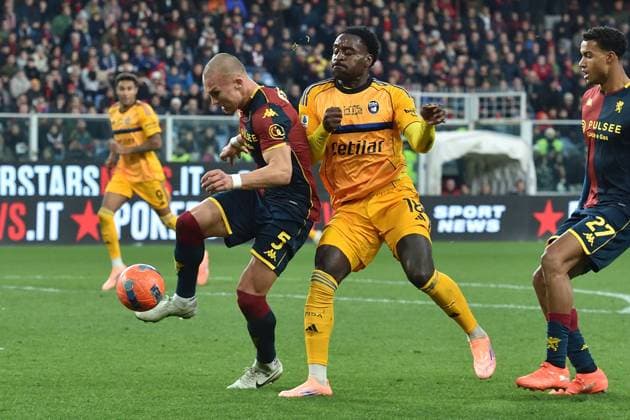 Leo Skiri Ostigard (Genoa) M Bala Nzola (Pisa) during Genoa CFC vs Pisa SC, Italian soccer Serie A match in Genoa, Italy, January 03 2026  Copyright: xGabrielexMasotti IPAxSportx xipa-agency.netx xx IPA_69657490 IPA_Agency_IPA69657490