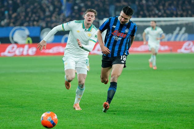 CALCIO - Serie A - Atalanta BC vs AS Roma Evan Ferguson of AS Roma under pressure from Berat Djimsiti of Atalanta BC during the match of 18th day of the Serie A Championship between Atalanta BC - AS Roma at the New Balance Arena on 3 January 2026 in Bergamo, BG. Bergamo Italy  Copyright: xIPAxSport ABACAx