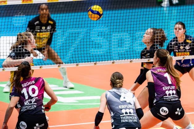 03 01 2026, GER, Volleyball, Women, 1 BL, Main Round, Season 25 26, VfB 91 Suhl Lotto Thueringen Schwarz Weiss Erfurt Monika Brancuska VfB 91 Suhl Lotto Thueringen , Laura Berger VfB 91 Suhl Lotto Thueringen , Kinga Szuecs Schwarz Weiss Erfurt , Lotte Goertz Schwarz Weiss Erfurt and Alina Zellin Schwarz Weiss Erfurt look after the ball 99817 Eisenach Werner Assmann Halle Am Sportp Thüringen Germany