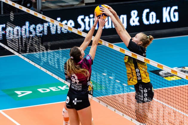 03 01 2026, GER, Volleyball, Women, 1 BL, Main Round, Season 25 26, VfB 91 Suhl Lotto Thueringen Schwarz Weiss Erfurt Emilie Respaut Schwarz Weiss Erfurt at the net in a duel against Roosa Laakkonen VfB 91 Suhl Lotto Thueringen 99817 Eisenach Werner Assmann Halle Am Sportp Thüringen Germany