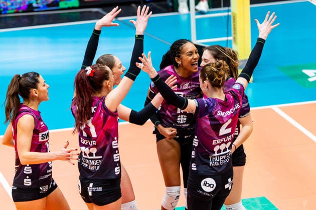 03 01 2026, GER, Volleyball, Women, 1 BL, Main Round, Season 25 26, VfB 91 Suhl Lotto Thueringen Schwarz Weiss Erfurt Alianza Darley Schwarz Weiss Erfurt celebrating together with Emilie Respaut Schwarz Weiss Erfurt , Elizabeth Sandbothe Schwarz Weiss Erfurt , Isabel Kovacic Schwarz Weiss Erfurt , Kinga Szuecs Schwarz Weiss Erfurt 99817 Eisenach Werner Assmann Halle Am Sportp Thüringen Germany
