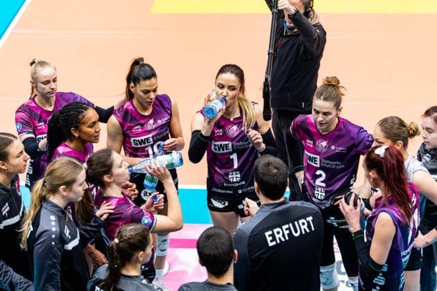 03 01 2026, GER, Volleyball, Women, 1 BL, Main round, Season 25 26, VfB 91 Suhl Lotto Thueringen Schwarz Weiss Erfurt Alina Zellin Schwarz Weiss Erfurt during a time-out with her team Team 99817 Eisenach Werner Assmann Halle Am Sportp Thüringen Germany