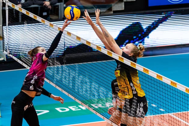 03 01 2026, GER, Volleyball, Women, 1 BL, Main Round, Season 25 26, VfB 91 Suhl Lotto Thueringen Schwarz Weiss Erfurt Elizabeth Sandbothe Schwarz Weiss Erfurt at the net in duel against Roosa Laakkonen VfB 91 Suhl Lotto Thueringen 99817 Eisenach Werner Assmann Halle Am Sportp Thüringen Germany