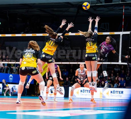 03 01 2026, GER, Volleyball, Women, 1 BL, Main Round, Season 25 26, VfB 91 Suhl Lotto Thueringen Schwarz Weiss Erfurt Alianza Darley Schwarz Weiss Erfurt , Laura Berger VfB 91 Suhl Lotto Thueringen , Lara Nagels VfB 91 Suhl Lotto Thueringen 99817 Eisenach Werner Assmann Halle Am Sportp Thüringen Germany