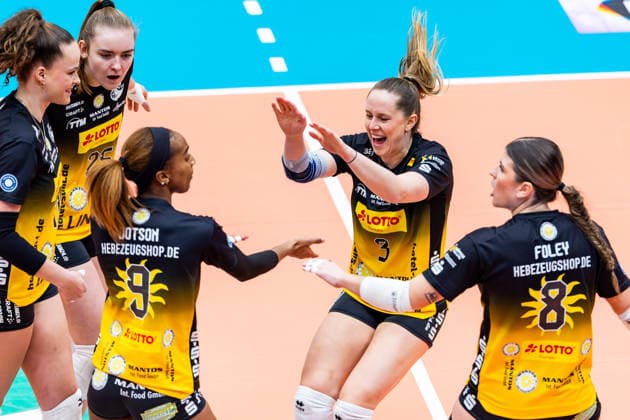 03 01 2026, GER, Volleyball, Women, 1 BL, Main round, Season 25 26, VfB 91 Suhl Lotto Thueringen Schwarz Weiss Erfurt Lara Nagels VfB 91 Suhl Lotto Thueringen cheers together with her teammates Team Team 99817 Eisenach Werner Assmann Halle Am Sportp Thüringen Germany