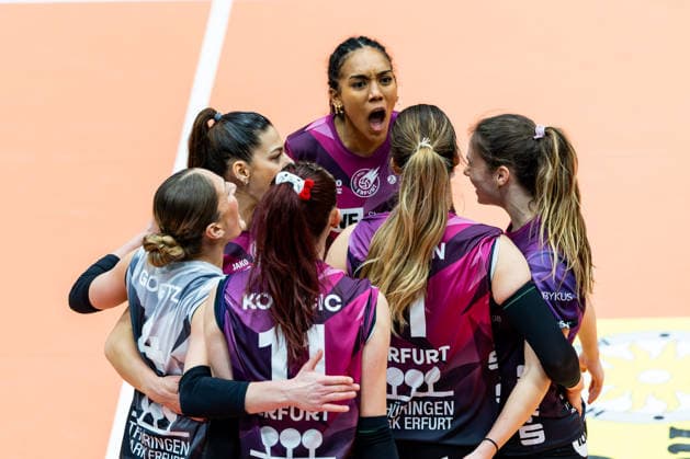 03 01 2026, GER, Volleyball, Women, 1 BL, Main Round, Season 25 26, VfB 91 Suhl Lotto Thueringen Schwarz Weiss Erfurt Alianza Darley Schwarz Weiss Erfurt celebrating with her team 99817 Eisenach Werner Assmann Halle Am Sportp Thüringen Germany