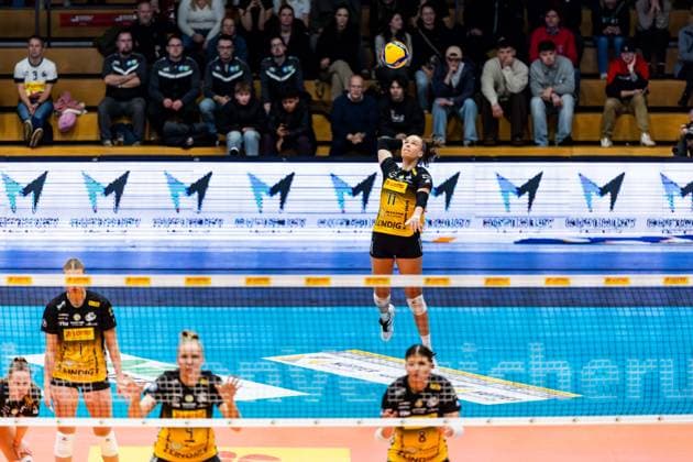 03 01 2026, GER, Volleyball, Women, 1 BL, Main Round, Season 25 26, VfB 91 Suhl Lotto Thueringen Schwarz Weiss Erfurt Laura Berger VfB 91 Suhl Lotto Thueringen serving 99817 Eisenach Werner Assmann Halle Am Sportp Thüringen Germany