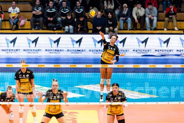 03 01 2026, GER, Volleyball, Women, 1 BL, Main Round, Season 25 26, VfB 91 Suhl Lotto Thueringen Schwarz Weiss Erfurt Laura Berger VfB 91 Suhl Lotto Thueringen serving 99817 Eisenach Werner Assmann Halle Am Sportp Thüringen Germany