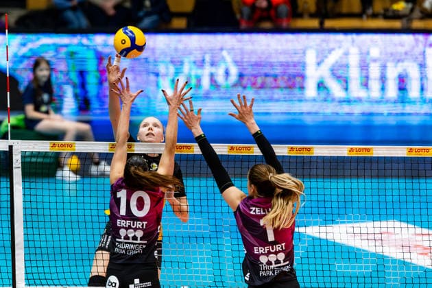 03 01 2026, GER, Volleyball, Women, 1 BL, Main Round, Season 25 26, VfB 91 Suhl Lotto Thueringen Schwarz Weiss Erfurt Roosa Laakkonen VfB 91 Suhl Lotto Thueringen , Kinga Szuecs Schwarz Weiss Erfurt , Alina Zellin Schwarz Weiss Erfurt 99817 Eisenach Werner Assmann Halle Am Sportp Thüringen Germany