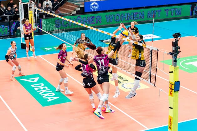 03 01 2026, GER, Volleyball, Women, 1 BL, Main Round, Season 25 26, VfB 91 Suhl Lotto Thueringen Schwarz Weiss Erfurt Isabel Kovacic Schwarz Weiss Erfurt at the net in a duel against Roosa Laakkonen VfB 91 Suhl Lotto Thueringen and Mackenzie Foley VfB 91 Suhl Lotto Thueringen 99817 Eisenach Werner Assmann Halle Am Sportp Thüringen Germany