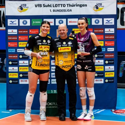 03 01 2026, GER, Volleyball, Women, 1 BL, Main Round, Season 25 26, VfB 91 Suhl Lotto Thueringen Schwarz Weiss Erfurt Ralf Weber Managing Director Owner of Mantos International Food GmbH together with Mackenzie Foley VfB 91 Suhl Lotto Thueringen and Isabel Kovacic Schwarz Weiss Erfurt 99817 Eisenach Werner Assmann Halle Am Sportp Thüringen Germany