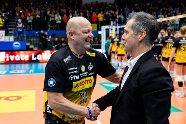 03 01 2026, GER, Volleyball, Women, 1 BL, Main Round, Season 25 26, VfB 91 Suhl Lotto Thueringen Schwarz Weiss Erfurt Ralf Weber Managing Director Owner of Mantos International Food GmbH together with Laszlo Hollosy VfB 91 Suhl Lotto Thueringen 99817 Eisenach Werner Assmann Halle Am Sportp Thüringen Germany