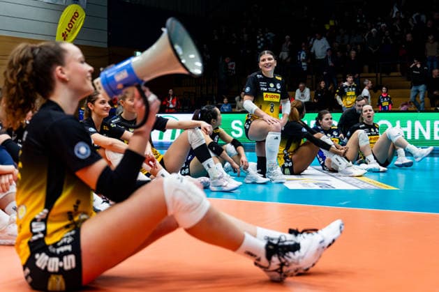 03 01 2026, GER, Volleyball, Women, 1 BL, Main Round, Season 25 26, VfB 91 Suhl Lotto Thueringen Schwarz Weiss Erfurt VfB 91 Suhl Lotto Thueringen wins the Thuringia derby against Schwarz Weiss Erfurt in Eisenach, in the foreground Laura Berger VfB 91 Suhl Lotto Thueringen with a megaphone and Mackenzie Foley VfB 91 Suhl Lotto Thueringen 99817 Eisenach Werner Assmann Halle Am Sportp Thüringen Germany