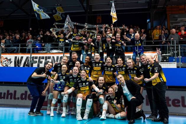 03 01 2026, GER, Volleyball, Women, 1 BL, Main round, Season 25 26, VfB 91 Suhl Lotto Thueringen Schwarz Weiss Erfurt VfB 91 Suhl Lotto Thueringen wins the Thuringia derby against Schwarz Weiss Erfurt in Eisenach, in the picture you can see the winning photo together with the fans and Ralf Weber Managing Director Owner of the company Mantos International Food GmbH 99817 Eisenach Werner Assmann Halle Am Sportp Thüringen Germany