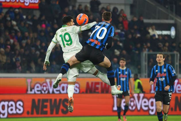 Atalanta BC V AS Roma - Serie A Daniel Maldini and Zeki Celik play during the Serie A match between Atalanta BC and AS Roma in Bergamo, Italy, on January 3, 2026, at New Balance Arena Bergamo Italy  Copyright: xMairoxCinquettix originalFilename:cinquetti-atalanta260103_npHhJ.jpg