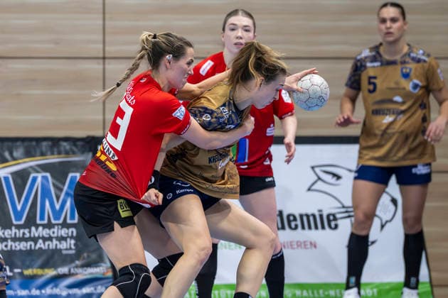 Handball Bundesliga Women, Season 2025 2026 SV Union Halle Neustadt vs Buxtehuder SV Halle, Germany 03 January 2026 In the picture from left in the duel Madeleine Östlund Oestlund Halle and Isabelle Doelle Buxtehude Halle Saale SWH Arena Sachsen Anhalt Germany