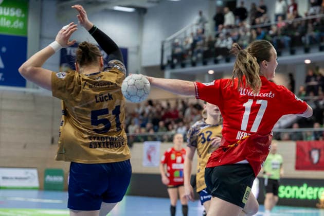 Handball Bundesliga Women, Season 2025 2026 SV Union Halle Neustadt vs Buxtehuder SV Halle, Germany 03 January 2026 In the picture from left Lyn Elisabeth Lück Lueck Buxtehude and Emma Hertha Halle Halle Saale SWH Arena Sachsen Anhalt Germany