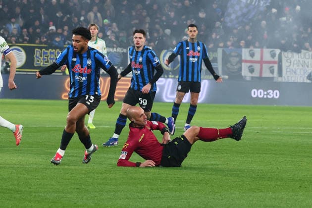 January 3, 2026, Bergamo, Lombardia: Match referee Michael Fabbri fall down during the Italian Serie A soccer match Atalanta BC vs As Roma at New Balance Arena in Bergamo, Italy, 3 gennuary 2026..ANSA MICHELE MARAVIGLIA. Soccer: Serie A; Atalanta-Roma  - ZUMAa110 20260103_zaf_a110_090 Copyright: xMichelexMaravigliax