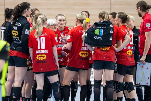 Handball Bundesliga Women, Season 2025 2026 SV Union Halle Neustadt vs Buxtehuder SV Halle, Germany 03 January 2026 In the picture The players of Halle form a team circle to stand shoulder to shoulder Halle Saale SWH Arena Sachsen Anhalt Germany