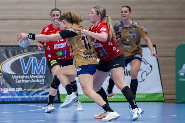 Handball Bundesliga Women, Season 2025 2026 SV Union Halle Neustadt vs Buxtehuder SV Halle, Germany 03 January 2026 In the picture from left in duel Isabelle Doelle Buxtehude and Fabienne Büch Buech Halle Halle Saale SWH Arena Sachsen Anhalt Germany