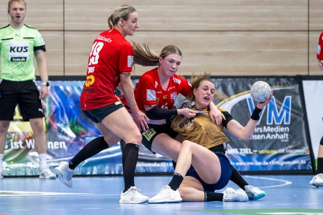Handball Bundesliga Women, Season 2025 2026 SV Union Halle Neustadt vs Buxtehuder SV Halle, Germany 03 January 2026 In the picture from left Lea Gruber Halle , Fabienne Büch Buech Halle and Isabelle Doelle Buxtehude Halle Saale SWH Arena Sachsen Anhalt Germany