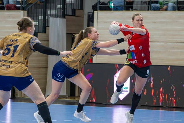 Handball Bundesliga Women, Season 2025 2026 SV Union Halle Neustadt vs Buxtehuder SV Halle, Germany 03 January 2026 In the picture from left Isabelle Doelle Buxtehude and Lea Gruber Halle Halle Saale SWH Arena Sachsen Anhalt Germany