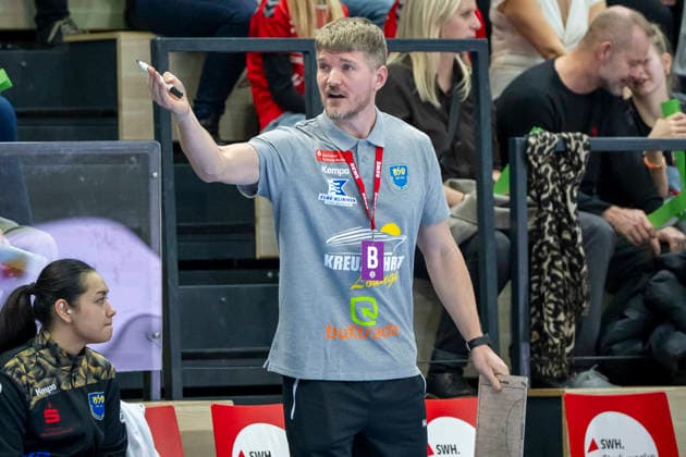 Handball Bundesliga Women, Season 2025 2026 SV Union Halle Neustadt vs Buxtehuder SV Halle, Germany 03 January 2026 In the picture Coach Nicolaj Andersson Buxtehude Halle Saale SWH Arena Sachsen Anhalt Germany