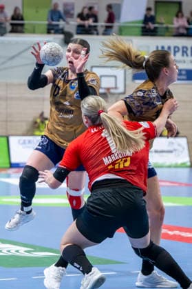 Handball Bundesliga Women, Season 2025 2026 SV Union Halle Neustadt vs Buxtehuder SV Halle, Germany 03 January 2026 In the picture from left Anika Hampel Buxtehude , Isabelle Doelle Buxtehude and Viktoria Marksteiner Halle Halle Saale SWH Arena Sachsen Anhalt Germany