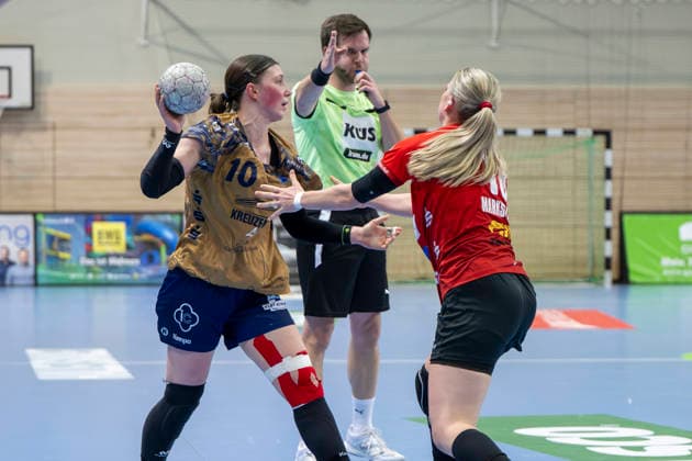 Handball Bundesliga Women, Season 2025 2026 SV Union Halle Neustadt vs Buxtehuder SV Halle, Germany 03 January 2026 In the picture from left Anika Hampel Buxtehude and Fabienne Büch Buech Halle Halle Saale SWH Arena Sachsen Anhalt Germany