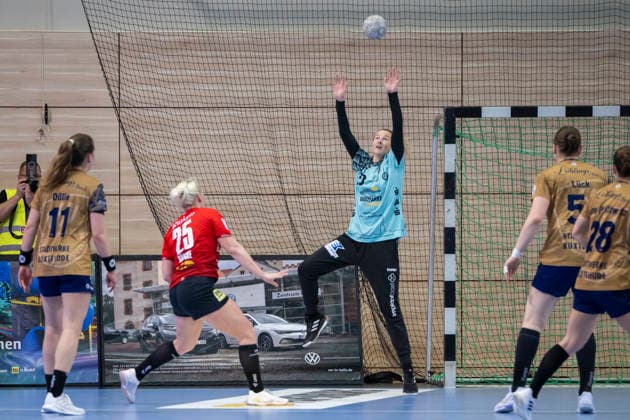 Handball Bundesliga Women, Season 2025 2026 SV Union Halle Neustadt vs Buxtehuder SV Halle, Germany 03 January 2026 In the picture from left Lilli Röpke Roepke Halle and goalkeeper Oliwia Kaminska Buxtehude Halle Saale SWH Arena Sachsen Anhalt Germany