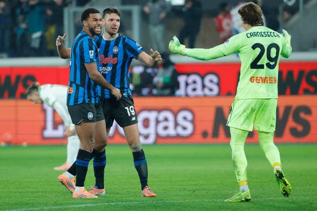 Atalanta BC s players celebrate their victory at the end of the match during the match of 18th day of the Serie A Championship between Atalanta BC - AS Roma at the New Balance Arena on 3 January 2026 in Bergamo, BG.  Copyright: xEmanuelexPennacchio IPAxSportx xipa-agency.netx xx IPA_69658123 IPA_Agency_IPA69658123