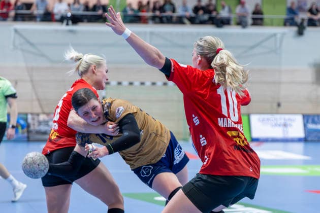 Handball Bundesliga Women, Season 2025 2026 SV Union Halle Neustadt vs Buxtehuder SV Halle, Germany 03 January 2026 In the picture from left in duel Lilli Röpke Roepke Halle , Anika Hampel Buxtehude and Viktoria Marksteiner Halle Halle Saale SWH Arena Sachsen Anhalt Germany