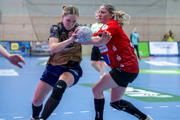 Handball Bundesliga Women, Season 2025 2026 SV Union Halle Neustadt vs Buxtehuder SV Halle, Germany 03 January 2026 In the picture from left in the duel Johanna Andresen Buxtehude and Viktoria Marksteiner Halle Halle Saale SWH Arena Sachsen Anhalt Germany