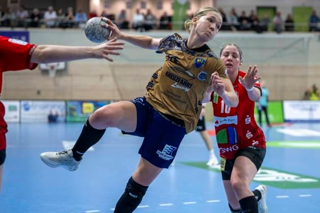Handball Bundesliga Women, Season 2025 2026 SV Union Halle Neustadt vs Buxtehuder SV Halle, Germany 03 January 2026 In the picture from left Johanna Andresen Buxtehude and Fabienne Büch Buech Halle Halle Saale SWH Arena Sachsen Anhalt Germany