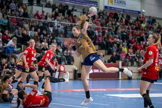 Handball Bundesliga Women, Season 2025 2026 SV Union Halle Neustadt vs Buxtehuder SV Halle, Germany 03 January 2026 In the picture from left Isabelle Doelle Buxtehude and Cara Reuthal Halle Halle Saale SWH Arena Sachsen Anhalt Germany