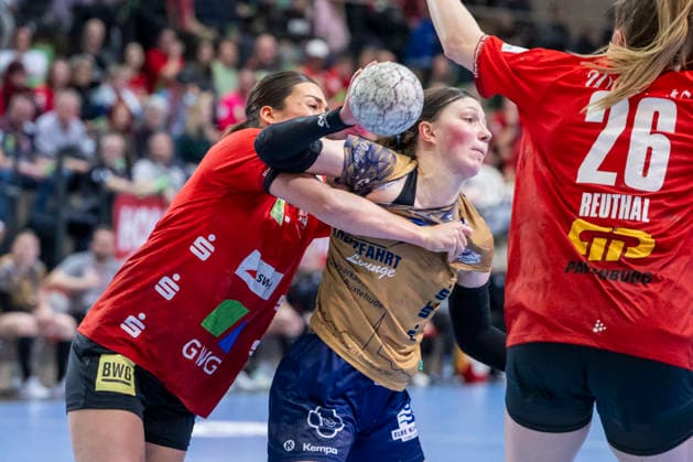 Handball Bundesliga Women, Season 2025 2026 SV Union Halle Neustadt vs Buxtehuder SV Halle, Germany 03 January 2026 In the picture from left in duel Lynn Molenaar Halle and Anika Hampel Buxtehude Halle Saale SWH Arena Sachsen Anhalt Germany