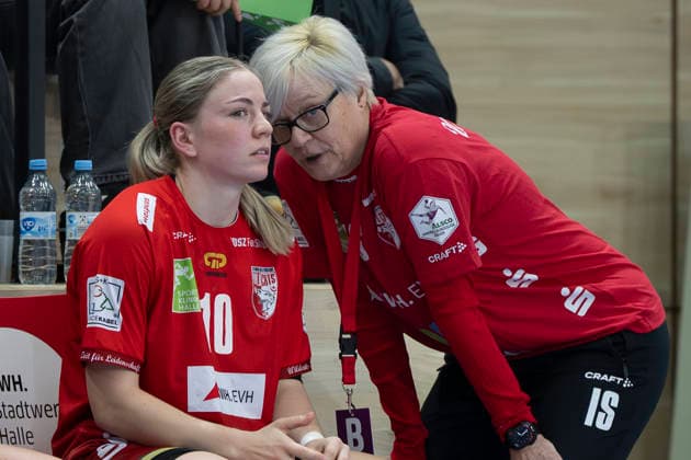 Handball Bundesliga Women, Season 2025 2026 SV Union Halle Neustadt vs Buxtehuder SV Halle, Germany 03 January 2026 Pictured from left Viktoria Marksteiner Halle and coach Ines Seidler Halle Halle Saale SWH Arena Sachsen Anhalt Germany