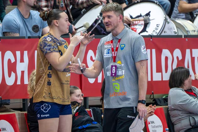 Handball Bundesliga Women, Season 2025 2026 SV Union Halle Neustadt vs Buxtehuder SV Halle, Germany 03 January 2026 In the picture from left Tessa Pieperjohanns Buxtehude and coach Nicolaj Andersson Buxtehude gestures, gestures, gestures, Halle Saale SWH Arena Sachsen Anhalt Germany